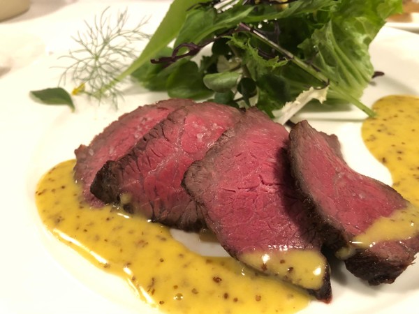 牛イチボ肉のロースト　粒マスタードソース　フレッシュサラダ