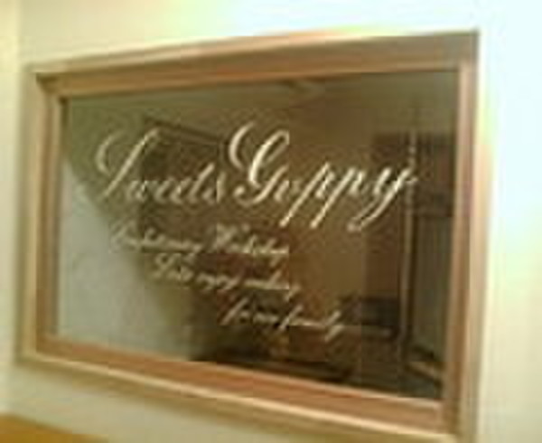 Sweets GUPPYをはめ込みガラスに書いてます