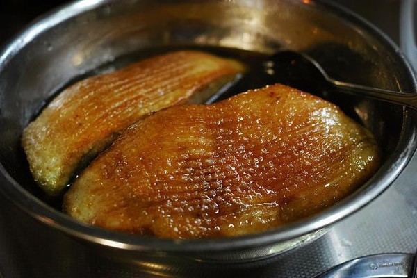 鴨肉をじっくり加熱