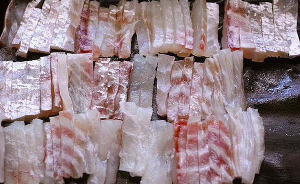 鯛を昆布締めに