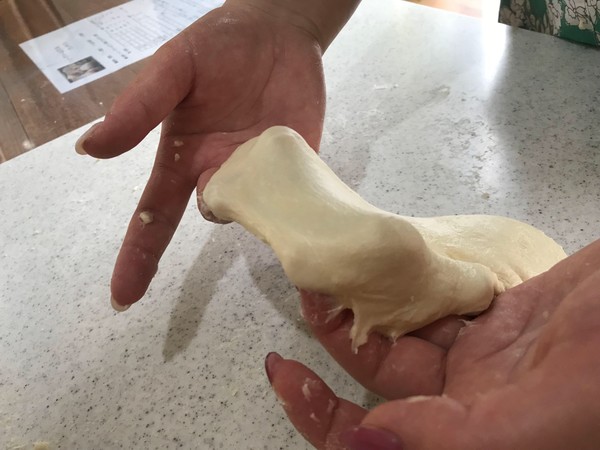手ごねパン体験レッスンでは、生地作りをしっかり学びます。
