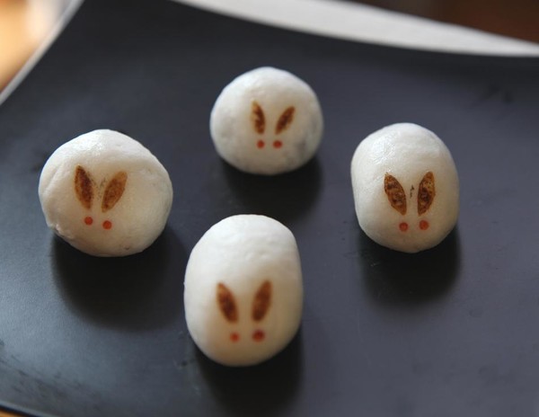 お月見も手づくりの兎さんで。その他和菓子も作ります。