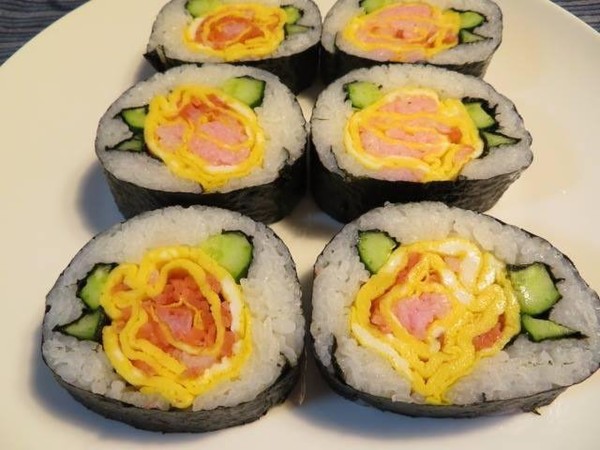 薔薇の太巻きは簡単で素敵にできます。