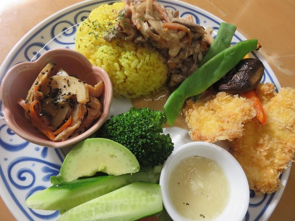 お魚とカレーセットランチ人気です。