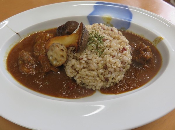夏はカレー料理人気です。