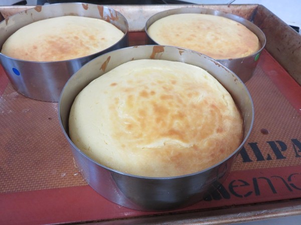 クランブルを下焼きして、チーズケーキ焼いています。