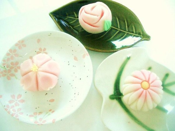 和菓子レッスン
（練り切り各種です)
