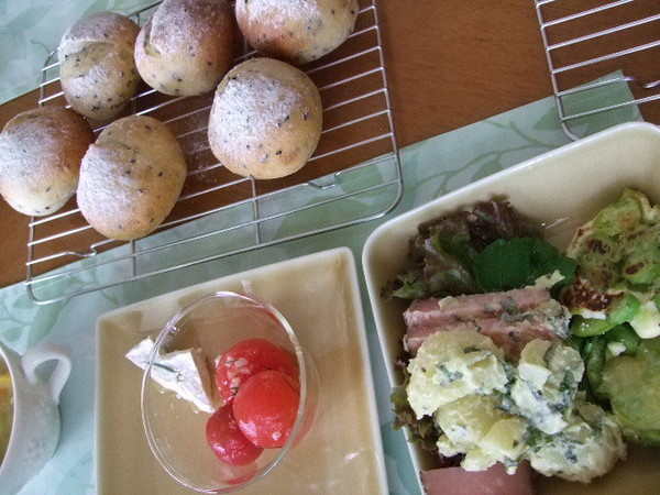 胡麻パン（２種類）をサイドメニューとともにランチです。