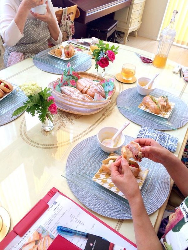ご試食はみなさん和気あいあいと♪