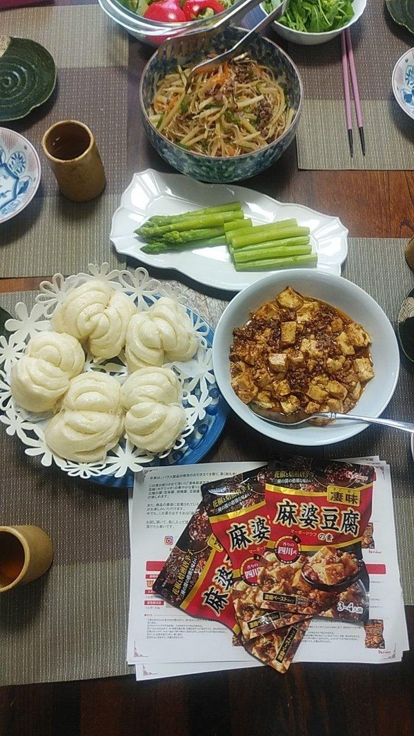 麻婆豆腐の試食を。合わせて花巻と中華風の和え物です。