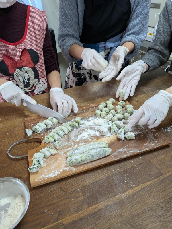 皆様で楽しくニョッキ作り♪