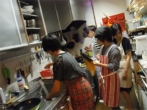 自宅で和気あいあいで、料理を作っています