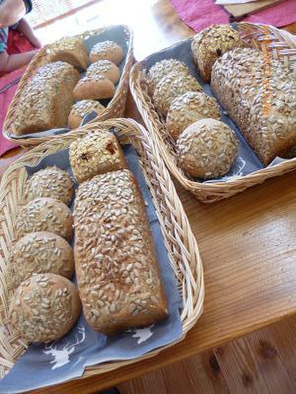 ヒマワリの種がタップリ入ったライ麦と全粒粉のパン