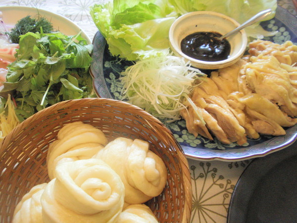 花巻パンと蒸し鶏（おウチ料理）