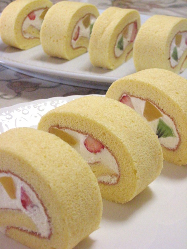 フルーツロールケーキはしっとりふんわり美味しくて･･･