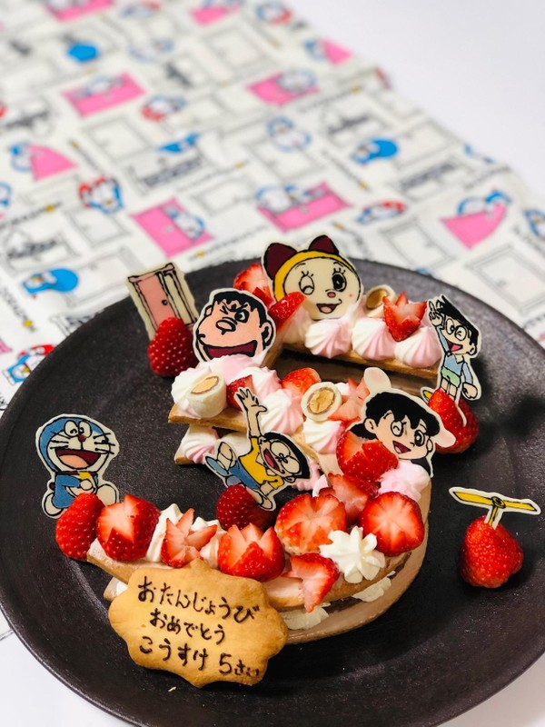 誕生日ケーキに年齢の形いかがですか♪
キャラチョコも添えて