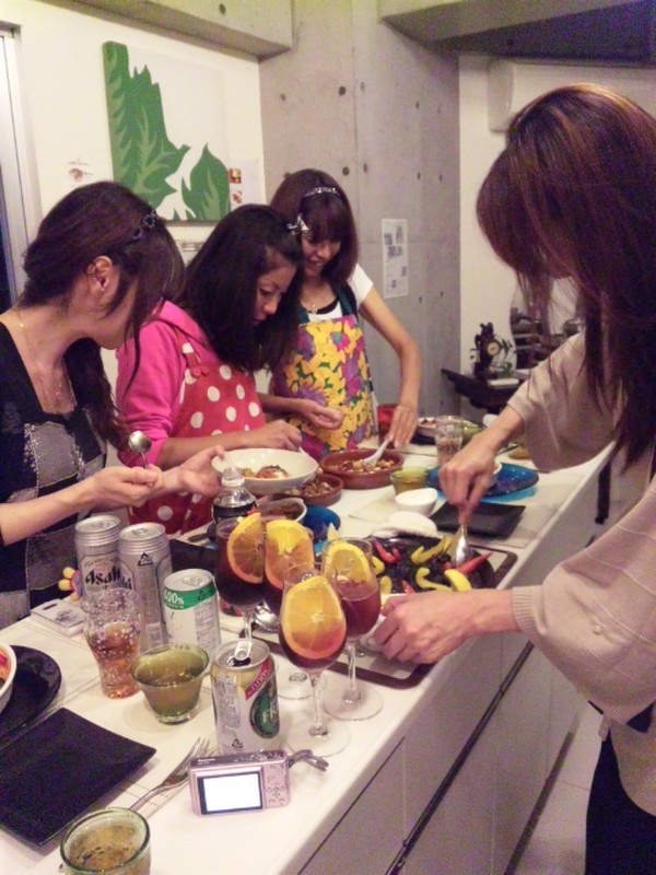 夜はお仕事帰りのOL様が多いです。楽しみながら作業中。