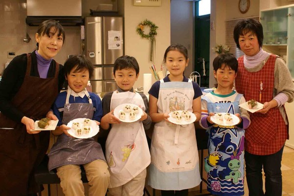 春の親子和菓子教室、パンダ、うさぎの桜餅を作りました