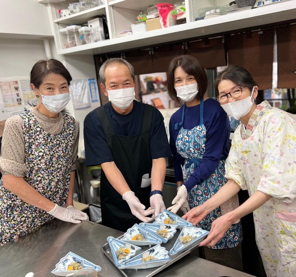 只今教室中！向付完成の様子です。(^^)