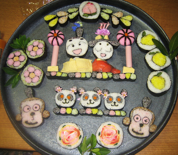 おひな祭りにはお雛様の盛り合わせでお祝いです。