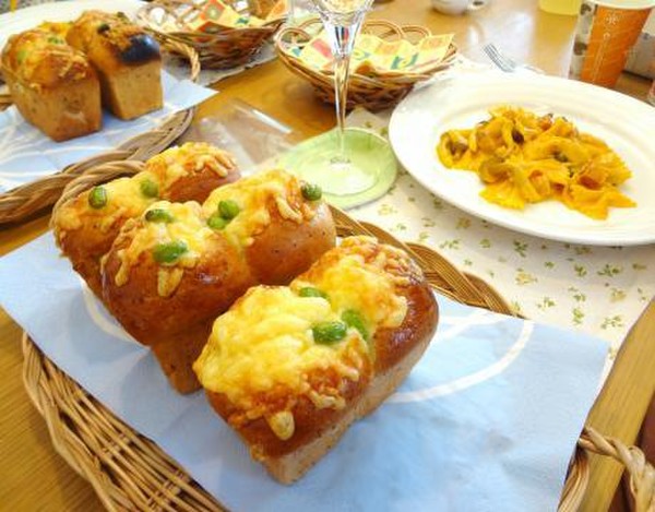 チーズたっぷりのさわやかな春のパン