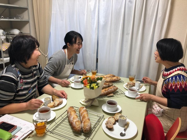 焼きあがったパンをみながら
