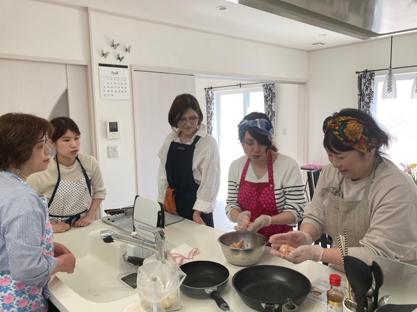 みんなで和気あいあいと料理中