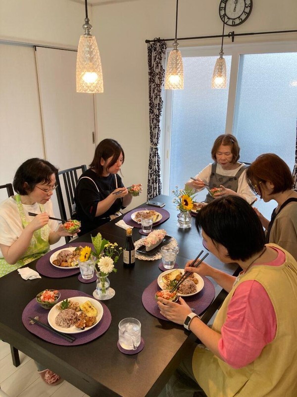全員1人参加ですが、食べる頃には会話が弾むほどに