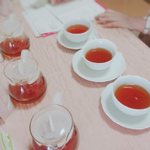2～3ポット淹れて頂き、5杯以上は試飲します。
