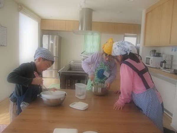 キッズ教室にて。生クリームと格闘中。