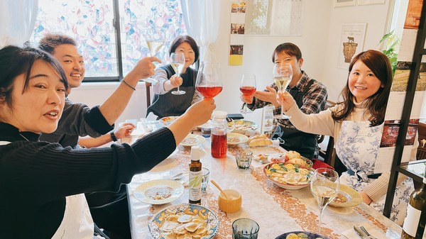 作った後はワイン2種類と合わせて、お食事を頂きます。