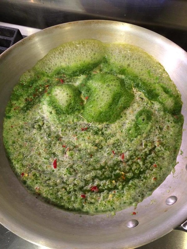 カレーペーストはハーブ、スパイスを組み合わせて自作します。