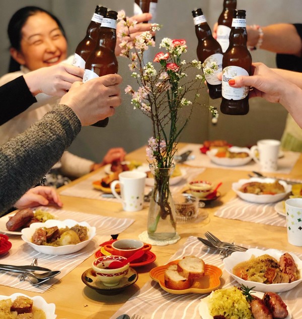 試食タイムは大抵、楽しい乾杯からスタートです。