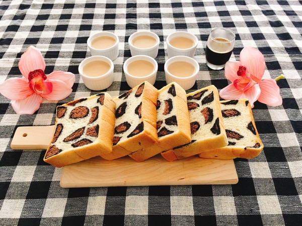 ヒョウ柄食パンときな粉プリン