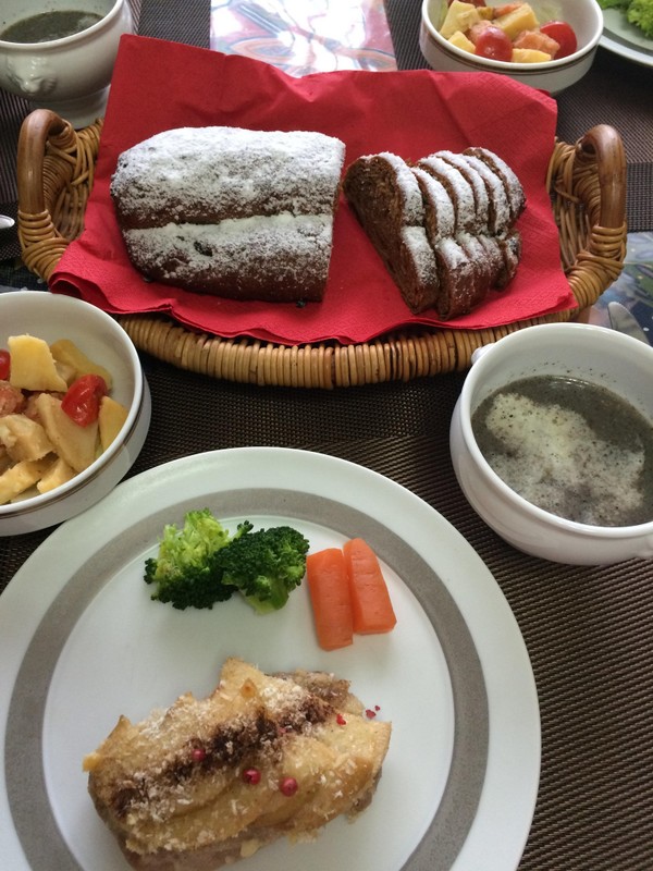 シュトーレンとクリスマスランチです。