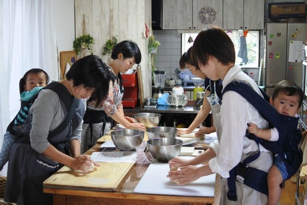 おんぶ組みのママたちも頑張ってパン作り
