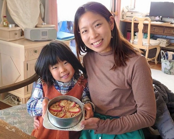 お砂糖なしヴィーガンケーキ。
お子さんも上手にお料理！！