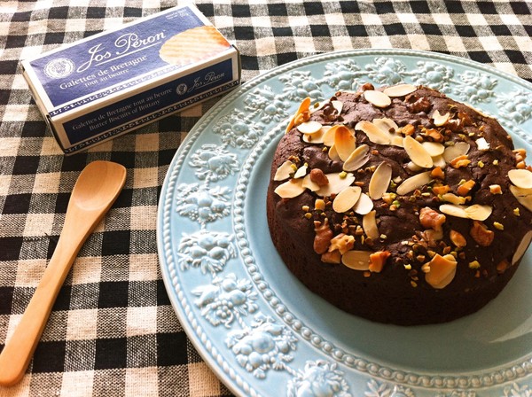 木の実の入った濃厚チョコレートケーキ
