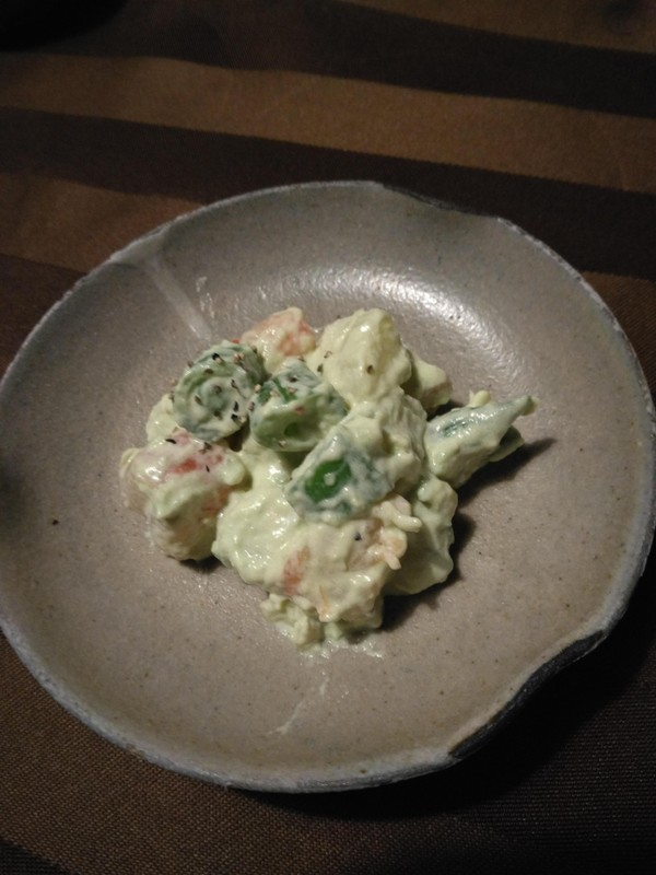 ２月の和食で　海老とジャガイモのアボカドドレッシング和え　