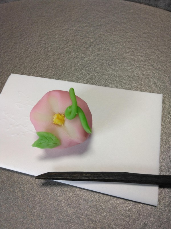 ７月の和菓子　朝顔です　練り切り生地で