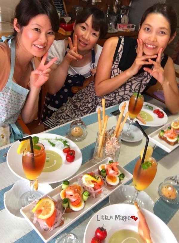 不定期でパンとお料理のクラスも☆素敵な生徒さんと私♪（中央）
