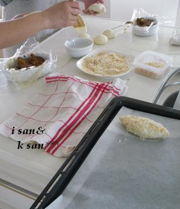 カレーパンにパン粉を付けているところです^^