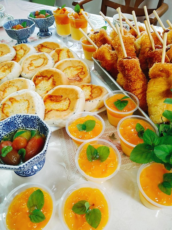 夏！チーズのパン、ソーセージパン、マンゴー杏仁豆腐。