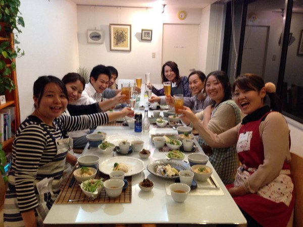 皆で作ると美味しさも倍増ですね！乾杯～♪