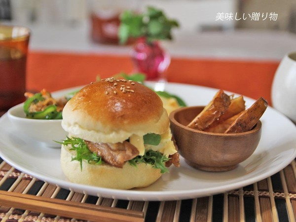 ランチの照り焼きチキンバーガー。バンズは手作りです。