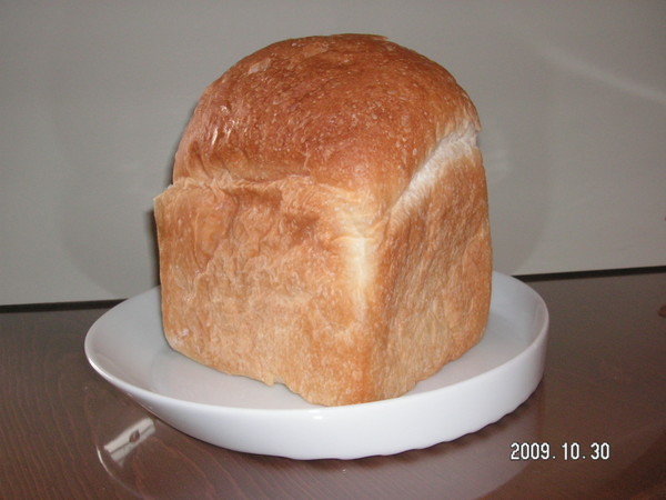 角型食パン、回りがパリパリで大好きなパンです。