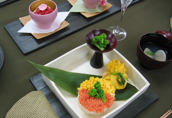 2012ひな祭りメニュー①「お寿司二種」茶巾寿司など。