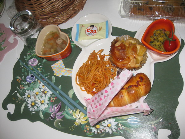 パンを焼いてお子様向けのランチ