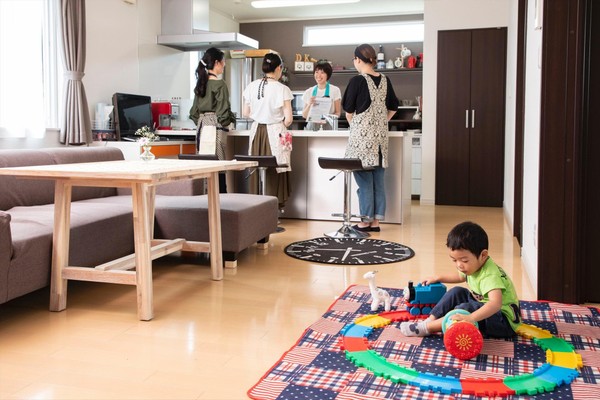 子連れＯＫの日には、お子様と同室でレッスン。