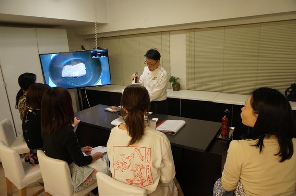 ﾃﾞﾓﾝｽﾄﾚｰｼｮﾝ！大型画面に映し出されます。